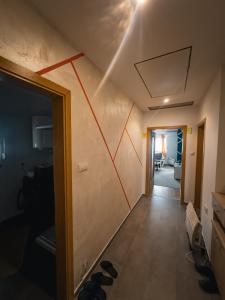 einen Flur mit einer roten Linie an der Wand in der Unterkunft Apartment Benjo in Sarajevo