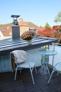 a table and two chairs on a balcony with a table and a table at Gemütliche Ferienwohnung mit Wellnessbad in Geislingen an der Steige