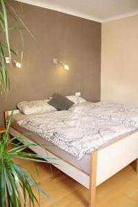 a bedroom with a bed in a room with a plant at Gemütliche Ferienwohnung mit Wellnessbad in Geislingen an der Steige +12 photos