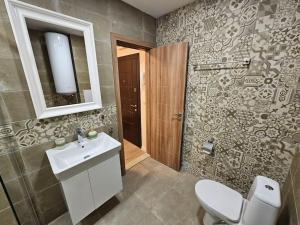 Ένα μπάνιο στο Serenity in the heart of Varna with free parking +17 φωτογραφίες