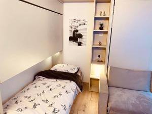 Postel nebo postele na pokoji v ubytování Crans Montana - Studio au pied du téléphérique + 13 fotografií