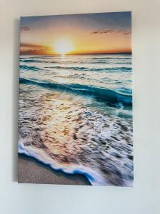 una foto della spiaggia al tramonto di La Nassa a San Domino