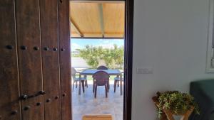 uma sala de jantar com uma mesa e uma porta de vidro em Casa Boyal em Hozanejos