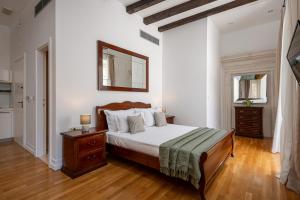 Blasius Residence في دوبروفنيك: غرفة نوم بسرير كبير وارضية خشبية