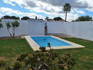uma piscina num quintal ao lado de uma cerca em Casa Boyal em Hozanejos