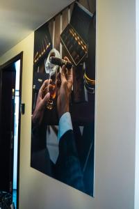 un homme tenant un microphone devant un miroir dans l'établissement Sympathique Studio près de Paris et de Disneyland, à Neuilly-sur-Marne