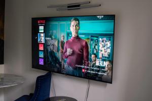 un téléviseur à écran plat accroché au mur dans l'établissement Sympathique Studio près de Paris et de Disneyland, à Neuilly-sur-Marne