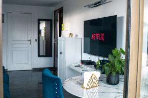 - une salle à manger avec une table et une télévision dans l'établissement Sympathique Studio près de Paris et de Disneyland, à Neuilly-sur-Marne 5 autres photos