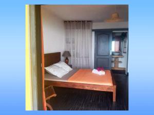 - une chambre avec un lit doté d'un cadre en bois dans l'établissement NEW Joli Studio avec Vue mer imprenable - wifi, à Saint-Leu
