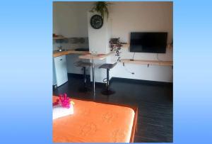 Télévision ou salle de divertissement dans l'établissement NEW Joli Studio avec Vue mer imprenable - wifi