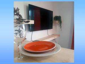 Télévision ou salle de divertissement dans l'établissement NEW Joli Studio avec Vue mer imprenable - wifi