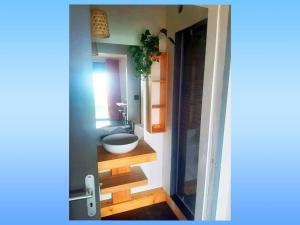 une salle de bain avec un lavabo et des toilettes dans une chambre dans l'établissement NEW Joli Studio avec Vue mer imprenable - wifi, à Saint-Leu 25 autres photos