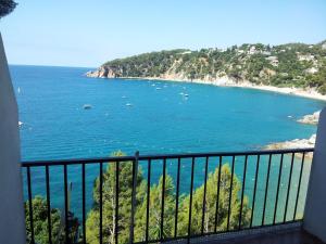 uma vista para a praia a partir de uma varanda em Apartamentos Cala Llevado em Tossa de Mar