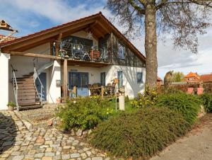 Casa con balcón y árbol en Me-See, en Malchow