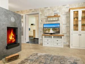 sala de estar con chimenea y TV en Me-See, en Malchow