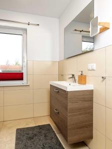 baño con lavabo y ventana en Me-See, en Malchow