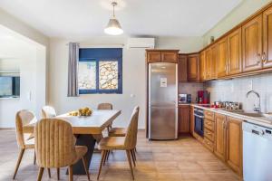 a kitchen with a table and chairs and a refrigerator at Villa Ponti in Póndi