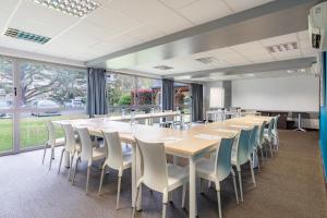 Appart'City Classic Nantes - Carquefou في كاركفو: قاعة المؤتمرات مع طاولة وكراسي طويلة