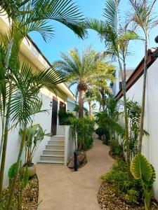 a courtyard with palm trees and a staircase at Malaya Villa Kohlarn in Ko Larn