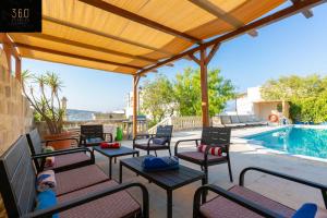 Piscina di Spacious Villa with Private Pool & BBQ in St'Pauls by 360 Estates o nelle vicinanze