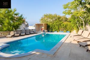Piscina di Spacious Villa with Private Pool & BBQ in St'Pauls by 360 Estates o nelle vicinanze