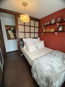 1 dormitorio con 1 cama grande en una habitación en Apartamento caracol, en Los Abrigos