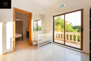 Letto o letti in una camera di Spacious Villa with Private Pool & BBQ in St'Pauls by 360 Estates