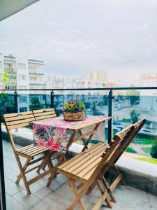 einen Picknicktisch mit einem Blumenkorb auf dem Balkon in der Unterkunft Yeni denize yakın minimalist evler in Mersin