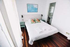 Postel nebo postele na pokoji v ubytování Loredo Surf House