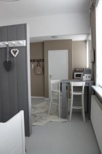 Una cocina con una mesa y sillas en una habitación. en Raadhuis Egmond, en Egmond aan den Hoef