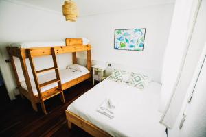 Postel nebo postele na pokoji v ubytování Loredo Surf House