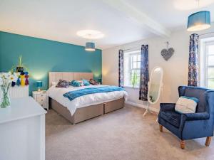 a bedroom with a bed and a blue wall at 1 Bed in Eskdale 87247 in Eskdale