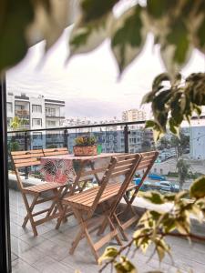 - Balcón con mesa y sillas y vistas a la ciudad en Yeni denize yakın minimalist evler, en Mersin