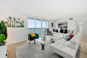 Bnb Hyperion - Ocean View - 3BR Condo w Pool & GYM في ميامي: غرفة معيشة مع أريكة وطاولة