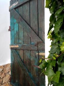 stare drewniane drzwi na budynku w obiekcie Casa Rustica w mieście Olhão