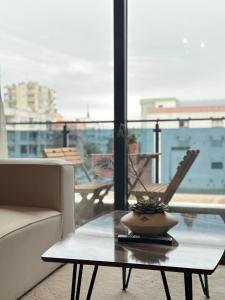 - Mesa de centro en una habitación con vistas a un balcón en Yeni denize yakın minimalist evler en Mersin