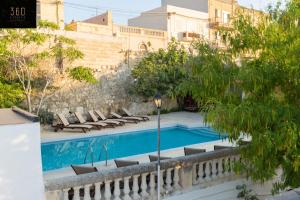 Piscina di Spacious Villa with Private Pool & BBQ in St'Pauls by 360 Estates o nelle vicinanze