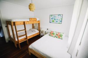 Postel nebo postele na pokoji v ubytování Loredo Surf House
