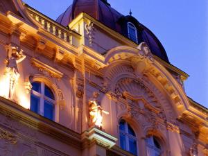 um edifício com uma cúpula em cima em Hotel Century Old Town Prague - MGallery Hotel Collection em Praga