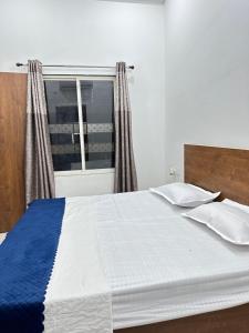 Posteľ alebo postele v izbe v ubytovaní Shree Radha Vallabh Palace