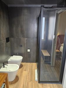 アルベンガにあるAlbium - Hotel Sul Mareのバスルーム(シャワー、トイレ、シンク付)