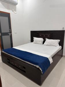 Posteľ alebo postele v izbe v ubytovaní Shree Radha Vallabh Palace