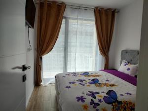 Ένα ή περισσότερα κρεβάτια σε δωμάτιο στο Apartament Cluj cu Terasa 10 minute Vivo Mall