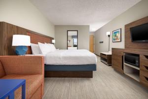 Hampton Inn Laredo في لاريدو: غرفة فندقية بسرير وتلفزيون بشاشة مسطحة