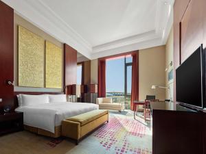 una camera d'albergo con letto e TV di Hilton Beijing Capital Airport a Shunyi