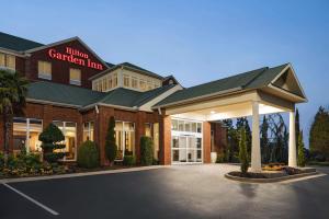 un hotel con un parcheggio di fronte di Hilton Garden Inn Atlanta South-McDonough a McDonough