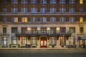 伯明翰Redmont Hotel Birmingham - Curio Collection by Hilton的一座大型砖砌建筑,设有红色的门和窗户