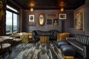 Redmont Hotel Birmingham - Curio Collection by Hilton的休息区