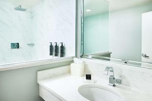 Redmont Hotel Birmingham - Curio Collection by Hilton的一间浴室
