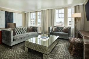 Redmont Hotel Birmingham - Curio Collection by Hilton的休息区